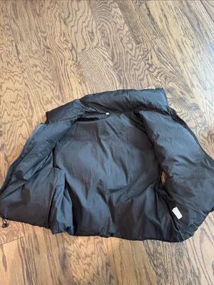 Amazon Women’s Black Puffer Vest Jacket  size small thumbnail 4