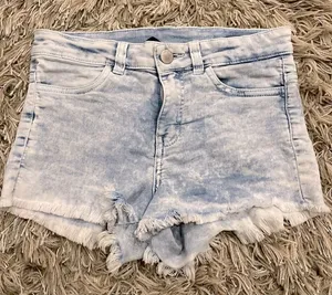 ‎H&M Jean Shorts Size 4 thumbnail 1