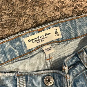 Abercrombie & Fitch 90’s relaxed Jean high rise Jeans Distressed thumbnail 4