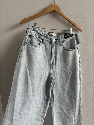 Abercrombie Lightweight Drapey Rigid Curve Love High Rise Cropped Wide Leg Jean thumbnail 4