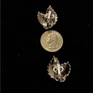 Vintage CROWN TRIFARI Signed Brushed SilverTone Leaf Earrings Clipon 1” thumbnail 4
