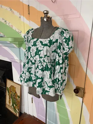 Tuckernuck Hyacinth House Green Floral Clemons Cotton Peplum Top Sz M 💛🎀 thumbnail 6