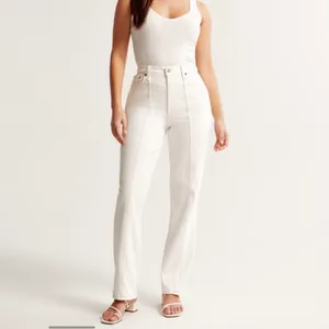Abercrombie & Fitch Curve Love 90’s Straight Jeans thumbnail 2