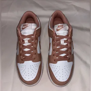 Nike Dunk Low Size: 7 thumbnail 8