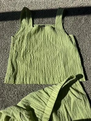 Green Summer Matching Set Size Top is M and bottoms are L! thumbnail 2