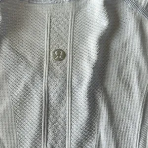 Lululemon SWIFTLY SHORT SLEEVE TOP PERRYWINKLE/LILAC SIZE 4 thumbnail 4