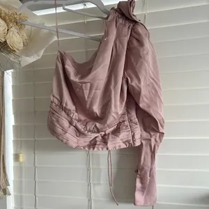 ASTR Carmelita dusty rose satin one shoulder draped blouse top size XS thumbnail 3