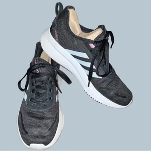 Skechers cloud foam black lace up kicks! thumbnail 3
