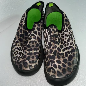 Oofos leopard print slip on recovery shoes size 7 1/2 thumbnail 2