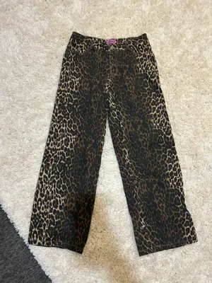 Edikted Jeans Leopard Print Low-Rise thumbnail 1