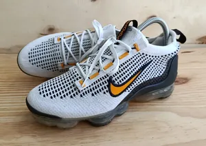 Nike Air VaporMax 2021 FK GS White Kumquat Orange DB1550-104 Size 6Y / Women 7.5 thumbnail 1