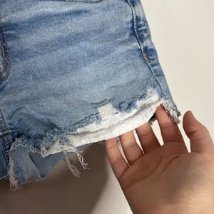 American Eagle light wash distressed High-rise Jean Shorties denim shorts size 0 thumbnail 5
