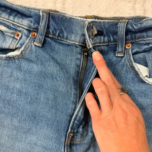 Abercrombie & Fitch The Mom Short High Rise Medium Wash Distressed Denim 28 6 thumbnail 6