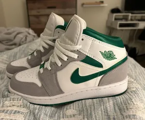 Air Jordan 1 Mid SE Grey Pine thumbnail 9