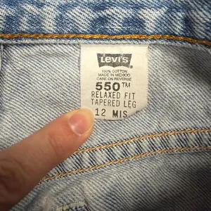 Vintage Levis 550 Relaxed Fit Tapered Leg Jeans Light Wash 12 MIS 15551-4892 thumbnail 6