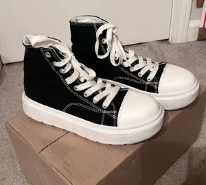 SHEIN Women's Casual Lace-up High Top Canvas Shoes thumbnail 1