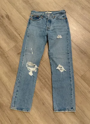 Levi's Premium Wedgie Straight Distressed Jeans Size 26 thumbnail 1