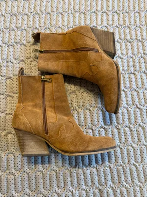 Women's Suede Ankle Booties in Tan Green Size undefined thumbnail 4