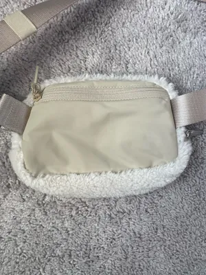 Lululemon Everywhere Belt Bag Fleece thumbnail 4