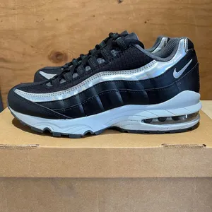 Nike Women's Black and Grey Trainers thumbnail 4