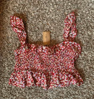 Natural Life NWT Red Floral Crop Top M thumbnail 3