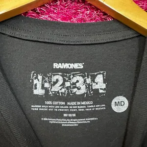 The Ramones Logo Rock Tshirt size Medium  thumbnail 4