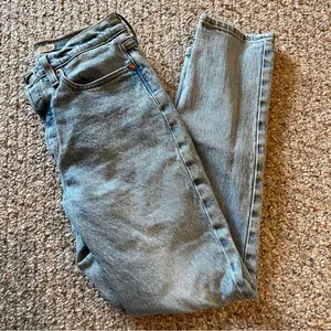 Levi’s Wedgie straight skinny leg light wash jeans women’s size 28 inseam 27” thumbnail 2