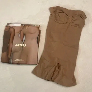 SKIMS BOXED Sculpting Strapless Shortie Bodysuit S thumbnail 2