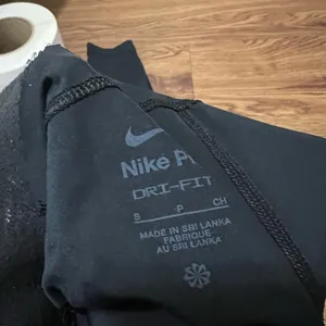FLAWED Nike Black Leggings Size Small thumbnail 5