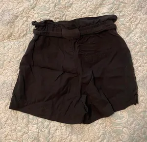H&M Paper Bag Shorts thumbnail 3