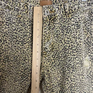 POL Jeans Womens 30 Medium Beige High Rise Crop Relaxed Leopard Distressed Denim thumbnail 7