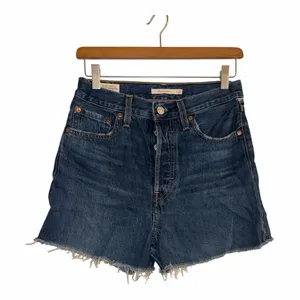 ✨Levi’s Ribcage Sz 27 Shorts✨ thumbnail 4