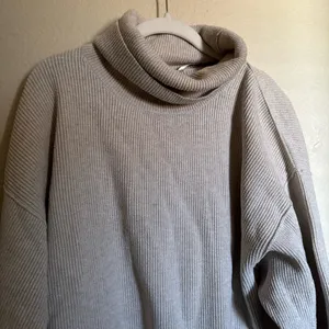 Free People softly‎ structured sweater size medium in tan beige oat thumbnail 4