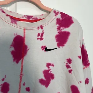Nike Women's Sportswear Oversized Fleece Pink Tie-Dye Crew Sweatshirt medium thumbnail 6