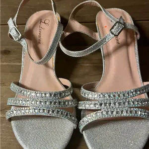 L Lorraine Berkly Silver Rhinestone Shoes Formal Prom Wedding kitten Heels Sz 9 thumbnail 4