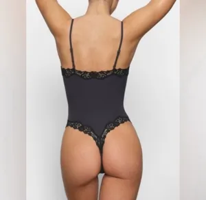 SKIMS Fits Everybody Lace Bodysuit S thumbnail 3