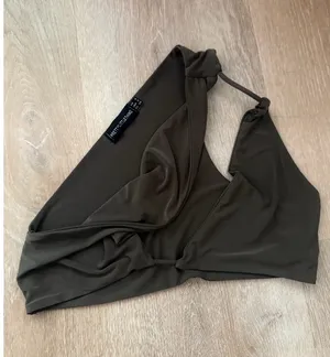 PrettyLittleThing Khaki One-Shoulder Cutout Crop Top Size 2 thumbnail 1