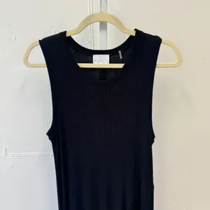 Kinly Black Ribbed Knit Sleeveless Asymmetrical Handkerchief Hem Maxi Dress XS/S thumbnail 3