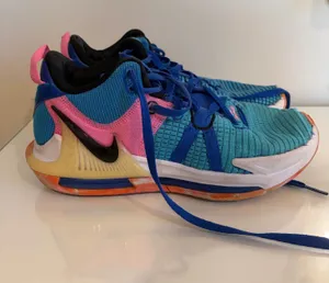 Nike Basketball Shoes thumbnail 1