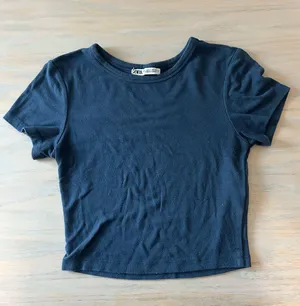 ZARA Cropped T-Shirt thumbnail 1