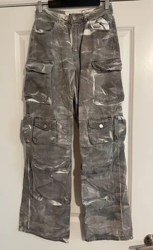 Forever 21 Camo Cargo Pants thumbnail 1