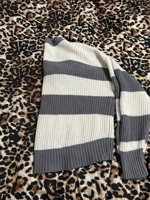 American Eagle Outfitters Striped V-Neck Cropped Sweater in Cream and Gray thumbnail 4