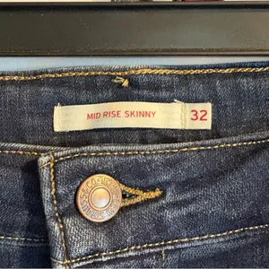 Levi’s Mid Rise Skinny Jeans Women’s Sz W32 L32 Dark Wash Comfy Denim‎ Classic thumbnail 3