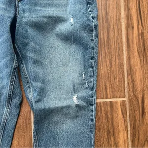 Abercrombie and Fitch the mom high rise jeans thumbnail 3