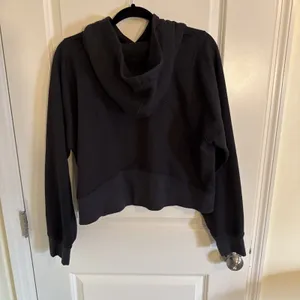 Lululemon Black Loungeful Cropped Hoodie Sweatshirt Women's Sz 8 Or 6 thumbnail 2