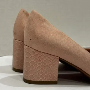 Ann Taylor Pink Suede Pointed Toe Block Heels Snake Embossed Heel Size 6M‎ thumbnail 4