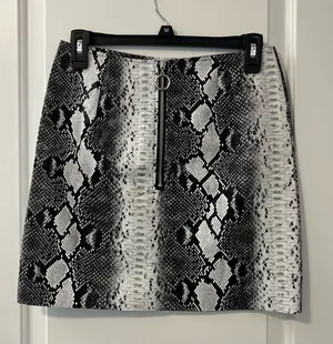 Snakeskin Print Mini Skirt Size S Black White Faux Leather Zip Front thumbnail 1