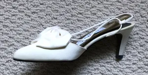 Gorgeous white shoes with bow detail. Mint! 7 1/2. thumbnail 1