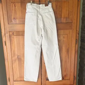 BDG White High-Waisted Jeans. Size 25. Baggy. Cream. thumbnail 3