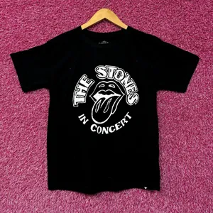 The Stones in Concert the Rolling Stones Hot Lips Womens Rock Tee L thumbnail 1